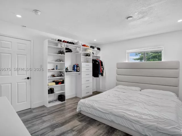5-bedroom home for sale in Miami - 10660 SW 164th St - MondialRealty