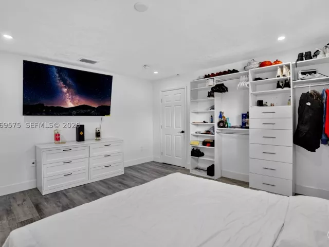 5-bedroom home for sale in Miami - 10660 SW 164th St - MondialRealty