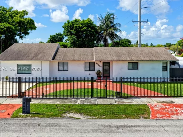 5-bedroom home for sale in Miami - 10660 SW 164th St - MondialRealty
