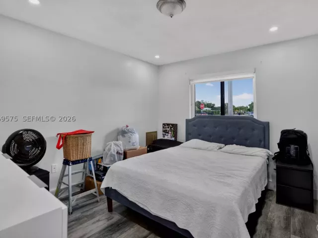 5-bedroom home for sale in Miami - 10660 SW 164th St - MondialRealty