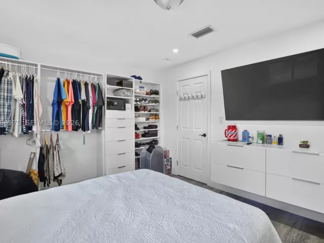 5-bedroom home for sale in Miami - 10660 SW 164th St - MondialRealty