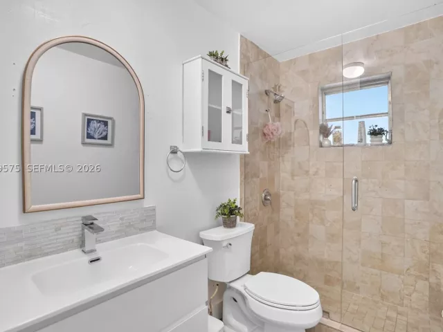 5-bedroom home for sale in Miami - 10660 SW 164th St - MondialRealty