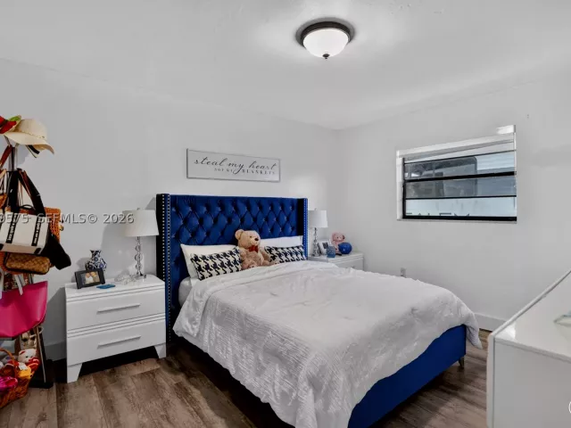 5-bedroom home for sale in Miami - 10660 SW 164th St - MondialRealty