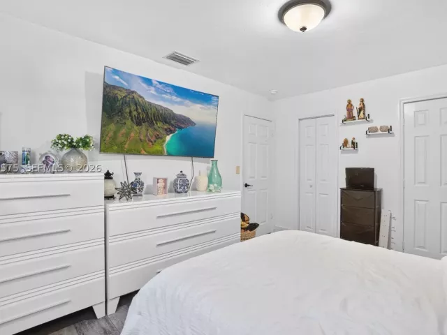 5-bedroom home for sale in Miami - 10660 SW 164th St - MondialRealty