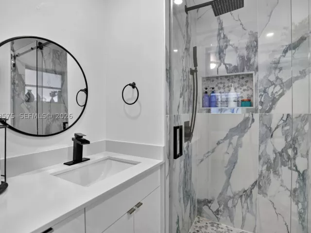 5-bedroom home for sale in Miami - 10660 SW 164th St - MondialRealty