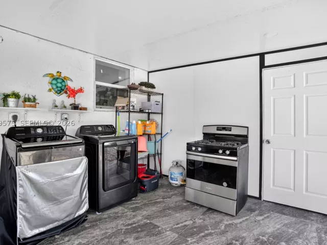 5-bedroom home for sale in Miami - 10660 SW 164th St - MondialRealty