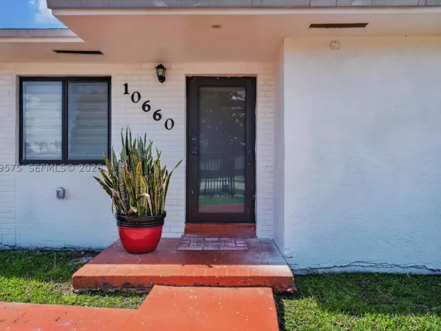 5-bedroom home for sale in Miami - 10660 SW 164th St - MondialRealty