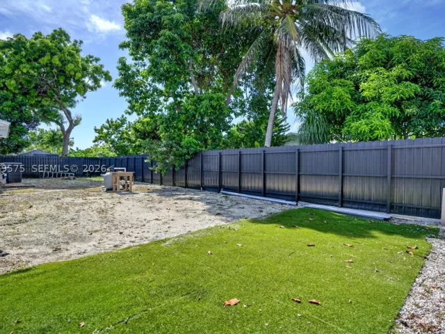 5-bedroom home for sale in Miami - 10660 SW 164th St - MondialRealty