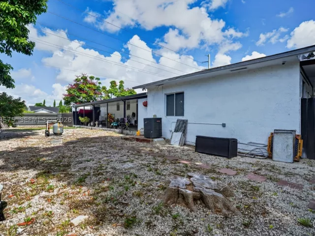 5-bedroom home for sale in Miami - 10660 SW 164th St - MondialRealty