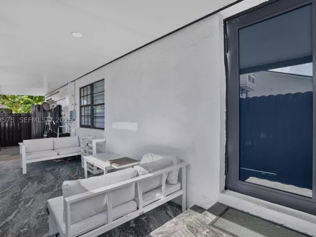 5-bedroom home for sale in Miami - 10660 SW 164th St - MondialRealty