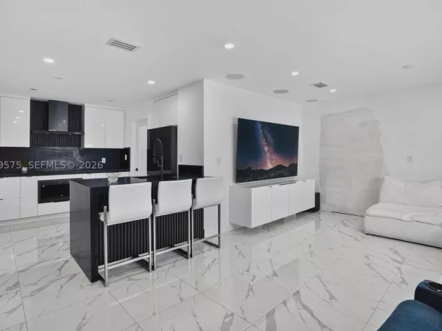 5-bedroom home for sale in Miami - 10660 SW 164th St - MondialRealty