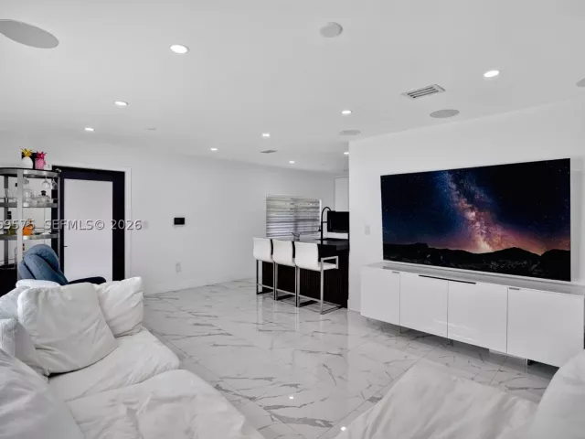 5-bedroom home for sale in Miami - 10660 SW 164th St - MondialRealty