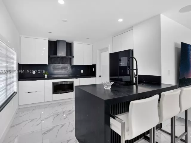 5-bedroom home for sale in Miami - 10660 SW 164th St - MondialRealty