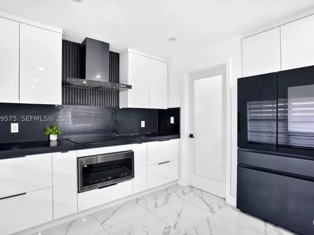 5-bedroom home for sale in Miami - 10660 SW 164th St - MondialRealty