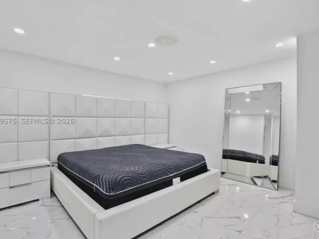 5-bedroom home for sale in Miami - 10660 SW 164th St - MondialRealty