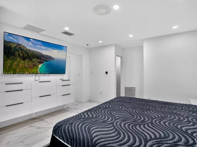 5-bedroom home for sale in Miami - 10660 SW 164th St - MondialRealty