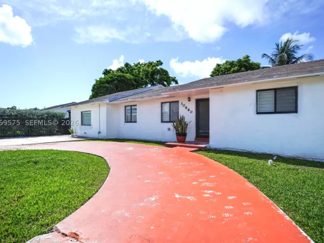 5-bedroom home for sale in Miami - 10660 SW 164th St - MondialRealty