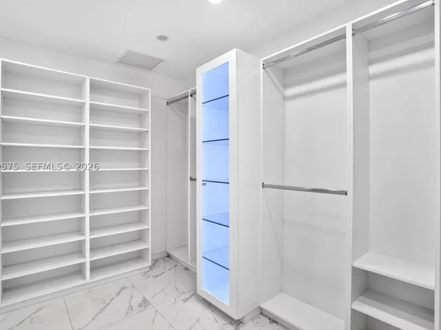5-bedroom home for sale in Miami - 10660 SW 164th St - MondialRealty