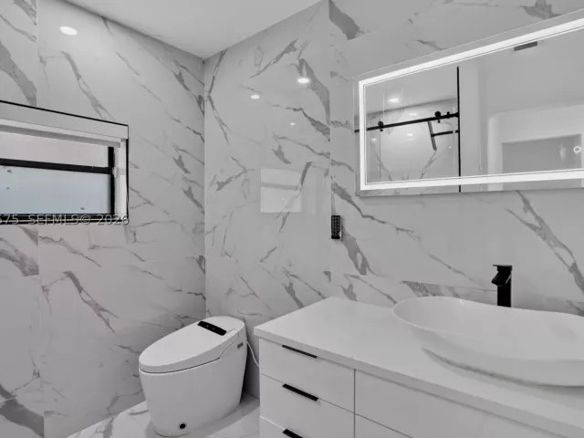 5-bedroom home for sale in Miami - 10660 SW 164th St - MondialRealty