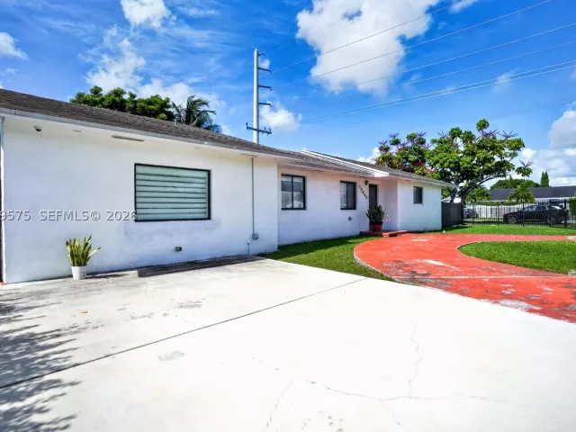 5-bedroom home for sale in Miami - 10660 SW 164th St - MondialRealty