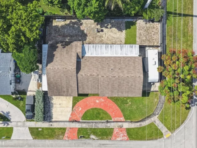 5-bedroom home for sale in Miami - 10660 SW 164th St - MondialRealty