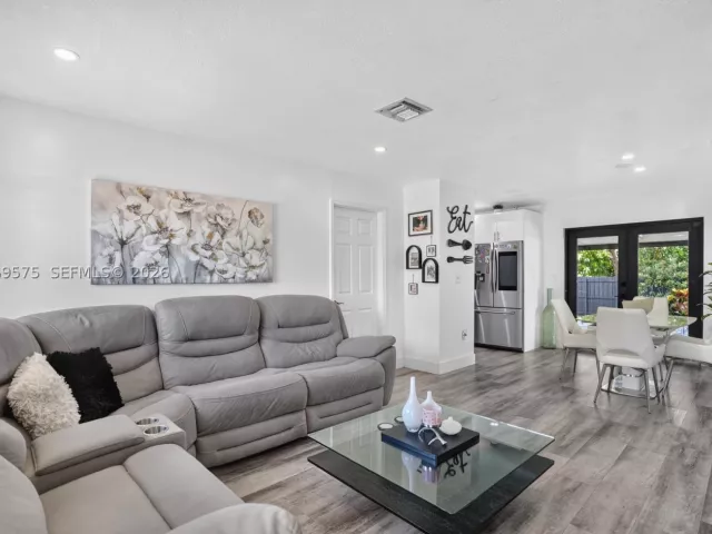 5-bedroom home for sale in Miami - 10660 SW 164th St - MondialRealty