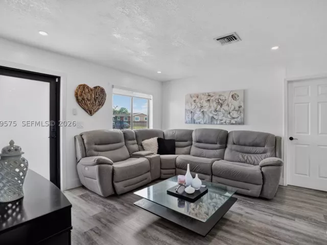5-bedroom home for sale in Miami - 10660 SW 164th St - MondialRealty