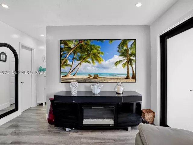 5-bedroom home for sale in Miami - 10660 SW 164th St - MondialRealty