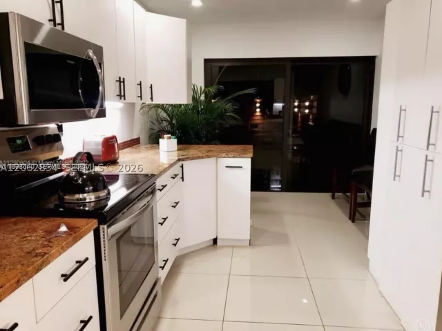 3-bedroom home for sale in Miami - 522 NE 195th St - MondialRealty