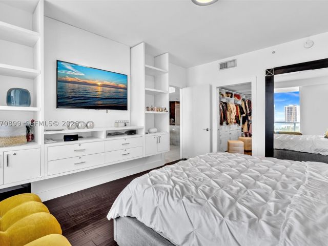 2-bedroom condo for sale in Miami - 900 Biscayne Blvd 1708 - MondialRealty