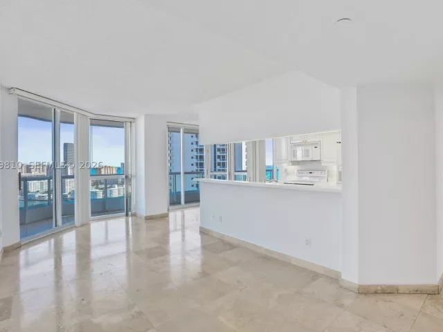 3-bedroom condo for sale in Aventura - 21205 Yacht Club Dr 2310 - MondialRealty