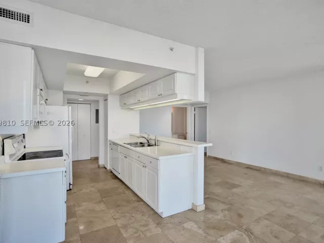 3-bedroom condo for sale in Aventura - 21205 Yacht Club Dr 2310 - MondialRealty
