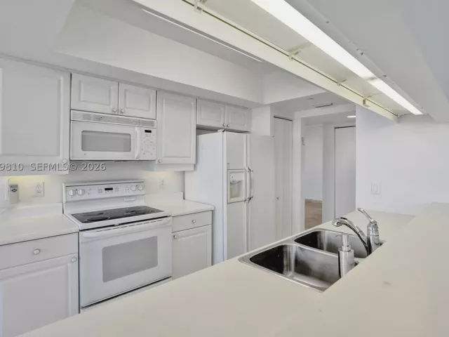 3-bedroom condo for sale in Aventura - 21205 Yacht Club Dr 2310 - MondialRealty