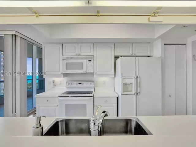 3-bedroom condo for sale in Aventura - 21205 Yacht Club Dr 2310 - MondialRealty