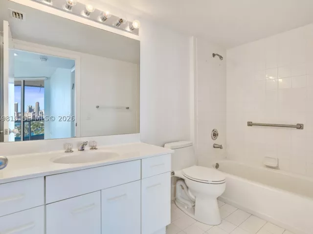 3-bedroom condo for sale in Aventura - 21205 Yacht Club Dr 2310 - MondialRealty