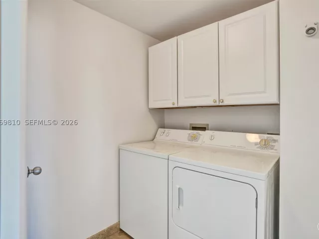 3-bedroom condo for sale in Aventura - 21205 Yacht Club Dr 2310 - MondialRealty