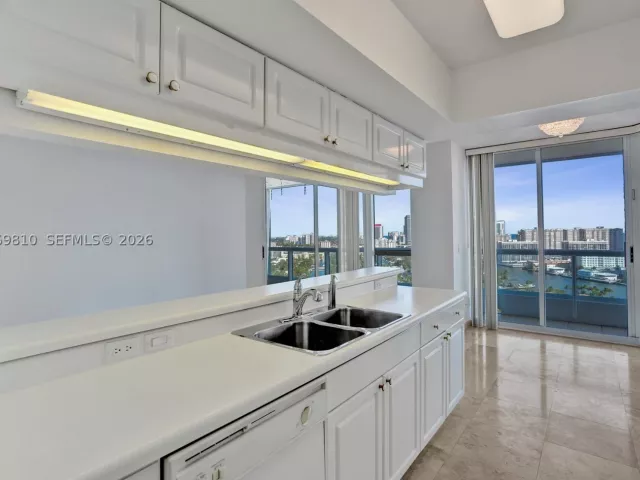 3-bedroom condo for sale in Aventura - 21205 Yacht Club Dr 2310 - MondialRealty