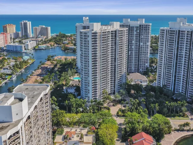 3-bedroom condo for sale in Aventura - 21205 Yacht Club Dr 2310 - MondialRealty