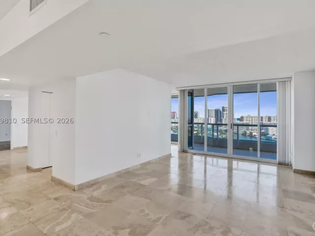 3-bedroom condo for sale in Aventura - 21205 Yacht Club Dr 2310 - MondialRealty