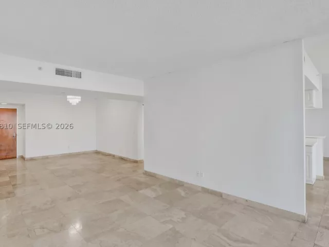 3-bedroom condo for sale in Aventura - 21205 Yacht Club Dr 2310 - MondialRealty
