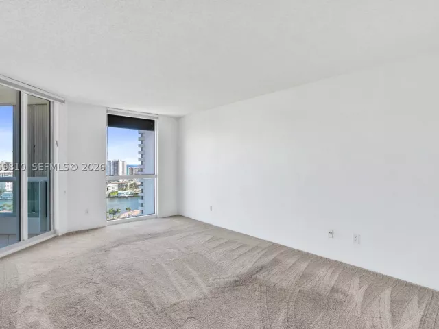 3-bedroom condo for sale in Aventura - 21205 Yacht Club Dr 2310 - MondialRealty