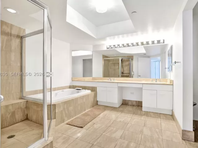 3-bedroom condo for sale in Aventura - 21205 Yacht Club Dr 2310 - MondialRealty