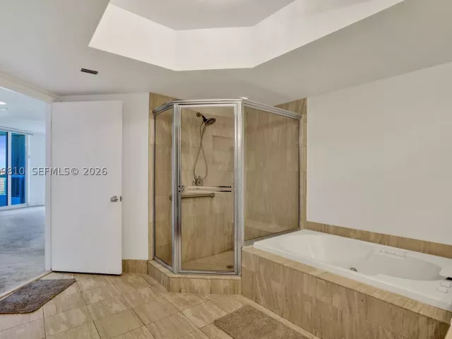 3-bedroom condo for sale in Aventura - 21205 Yacht Club Dr 2310 - MondialRealty