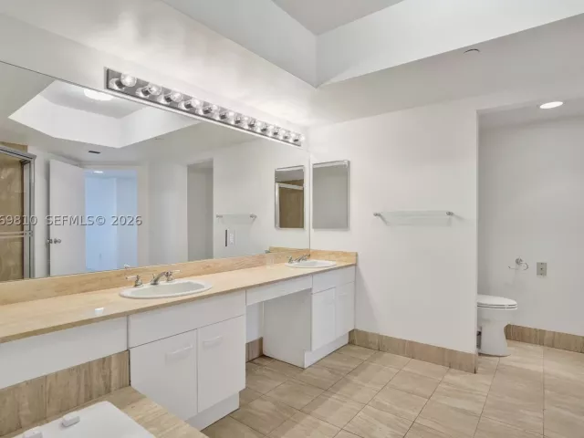 3-bedroom condo for sale in Aventura - 21205 Yacht Club Dr 2310 - MondialRealty