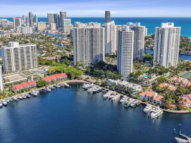 3-bedroom condo for sale in Aventura - 21205 Yacht Club Dr 2310 - MondialRealty
