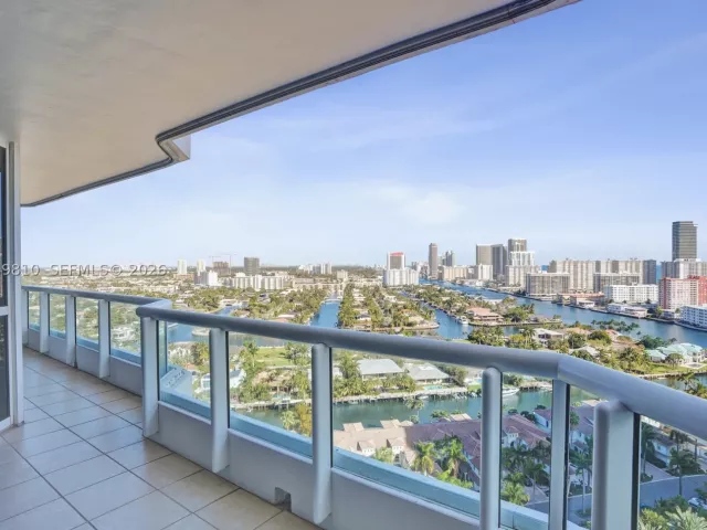 3-bedroom condo for sale in Aventura - 21205 Yacht Club Dr 2310 - MondialRealty