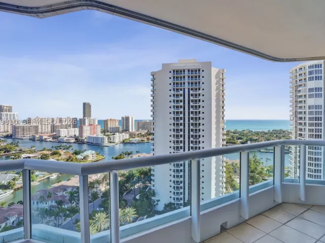 3-bedroom condo for sale in Aventura - 21205 Yacht Club Dr 2310 - MondialRealty