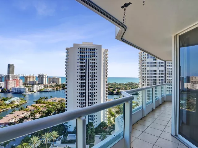 3-bedroom condo for sale in Aventura - 21205 Yacht Club Dr 2310 - MondialRealty