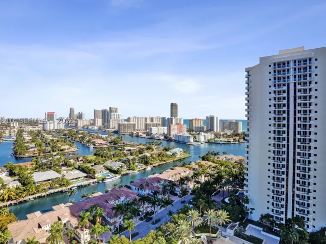3-bedroom condo for sale in Aventura - 21205 Yacht Club Dr 2310 - MondialRealty