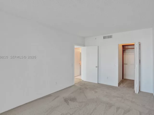 3-bedroom condo for sale in Aventura - 21205 Yacht Club Dr 2310 - MondialRealty